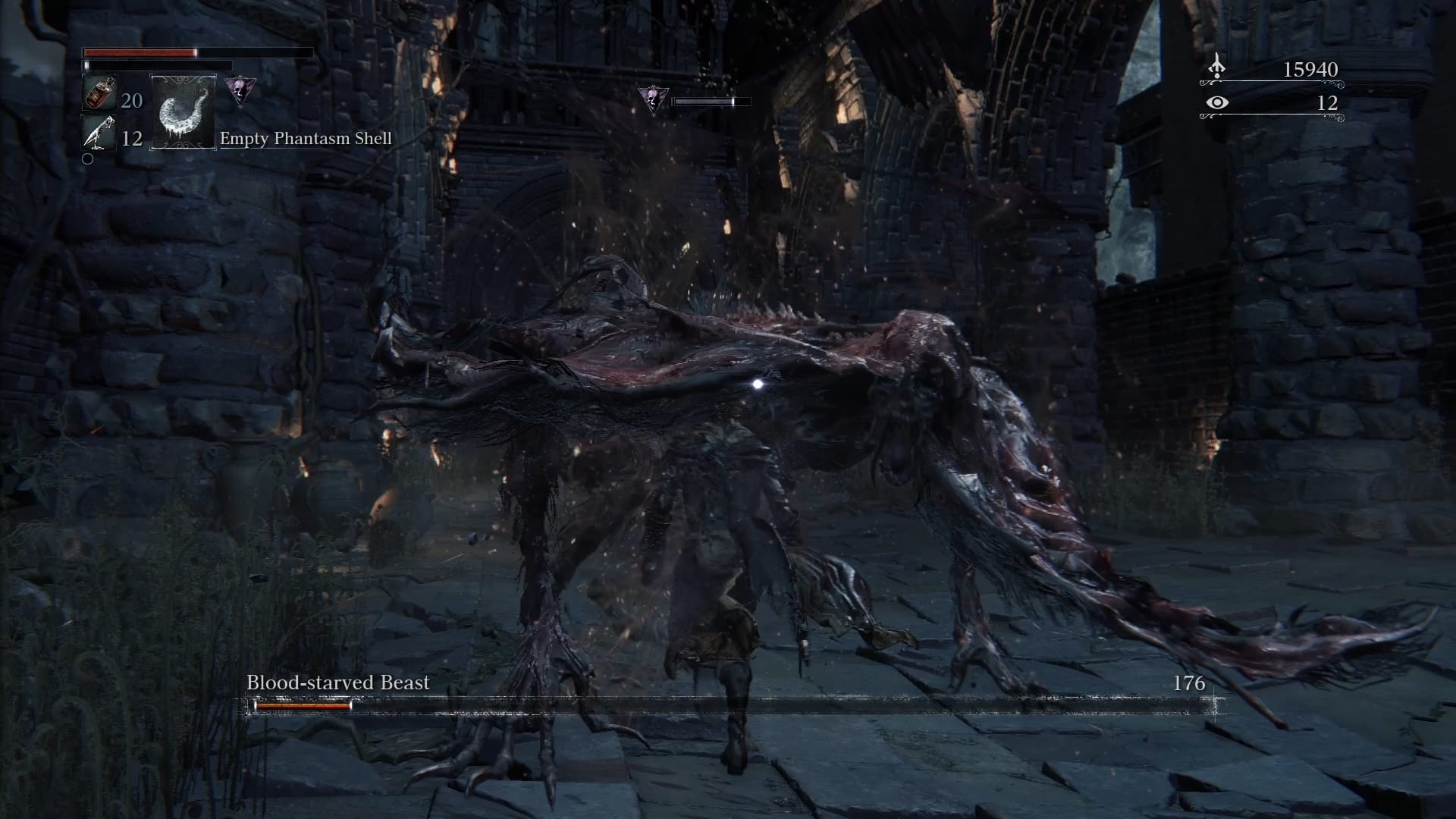 The player battles a Bloodborne boss called Blood-Starved Beast, it has four claws, long fangs and fleshy tendrils.